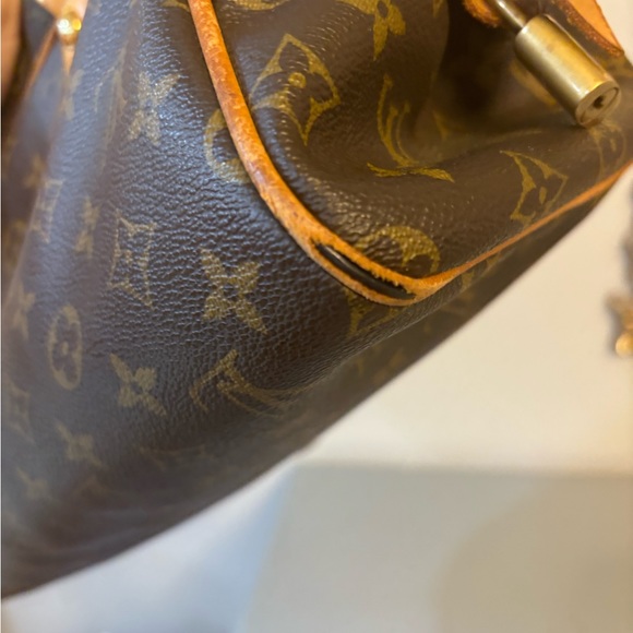 Authentic vintage Louis Vuitton shoulder purse. - Picture 3 of 6